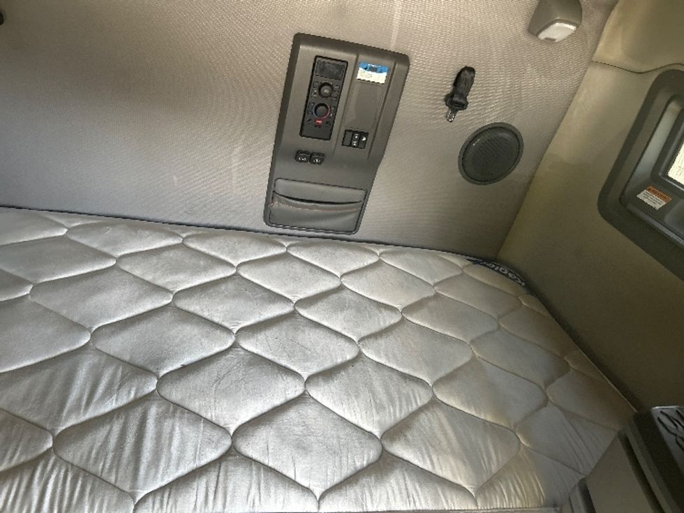 Sleeper Tractor-Heavy Duty Tractors-Volvo-2022-VNL64760-Fitchburg-MA-585,416\n\t\tmiles-$ 64,250 - Image 17