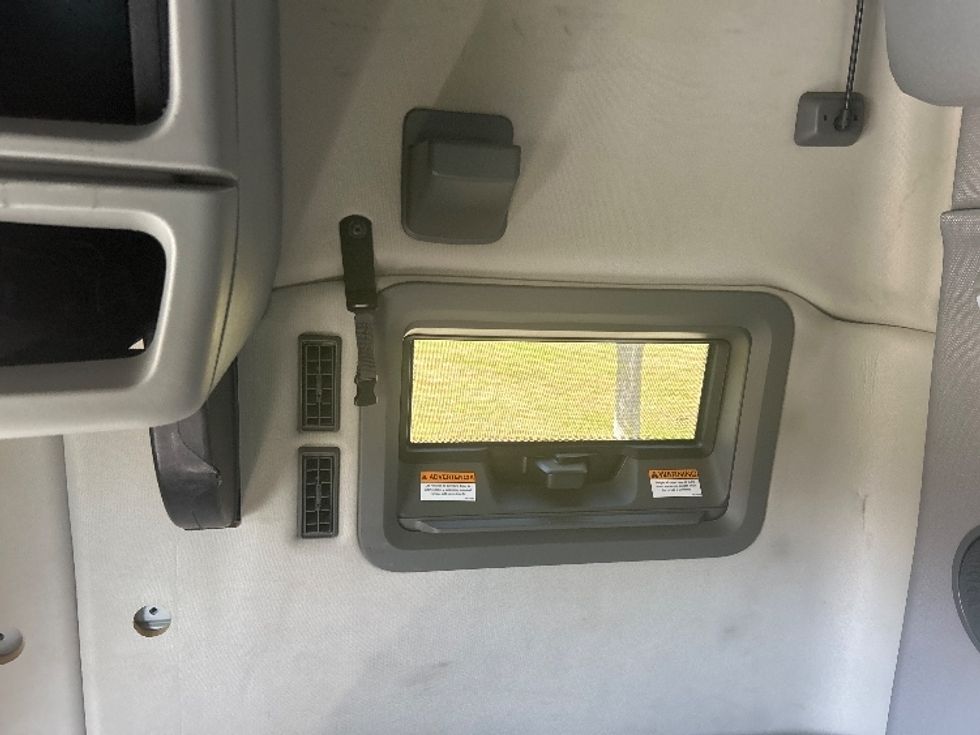 Sleeper Tractor-Heavy Duty Tractors-Volvo-2022-VNL64760-Fitchburg-MA-585,416\n\t\tmiles-$ 64,250 - Image 18