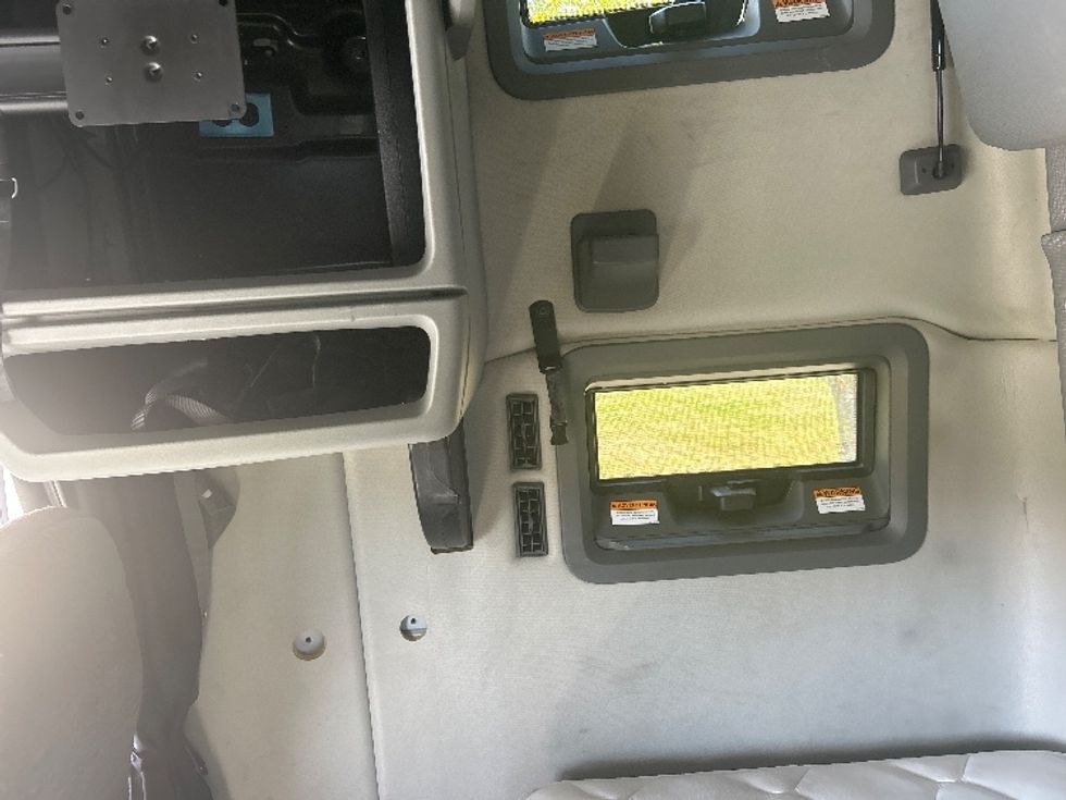 Sleeper Tractor-Heavy Duty Tractors-Volvo-2022-VNL64760-Fitchburg-MA-585,416\n\t\tmiles-$ 64,250 - Image 19