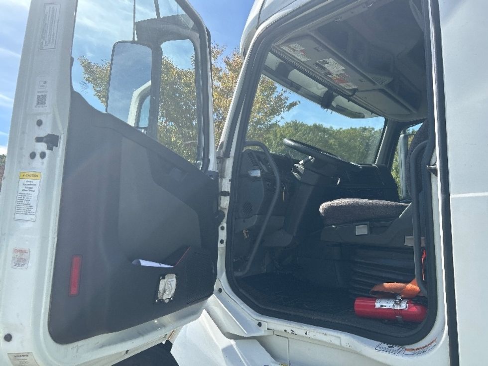 Sleeper Tractor-Heavy Duty Tractors-Volvo-2022-VNL64760-Fitchburg-MA-585,416\n\t\tmiles-$ 64,250 - Image 9