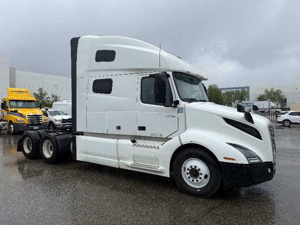 Sleeper Tractor-Heavy Duty Tractors-Volvo-2022-VNL64760-Fontana-CA-293,783\n\t\tmiles-$ 104,000 - Image 1