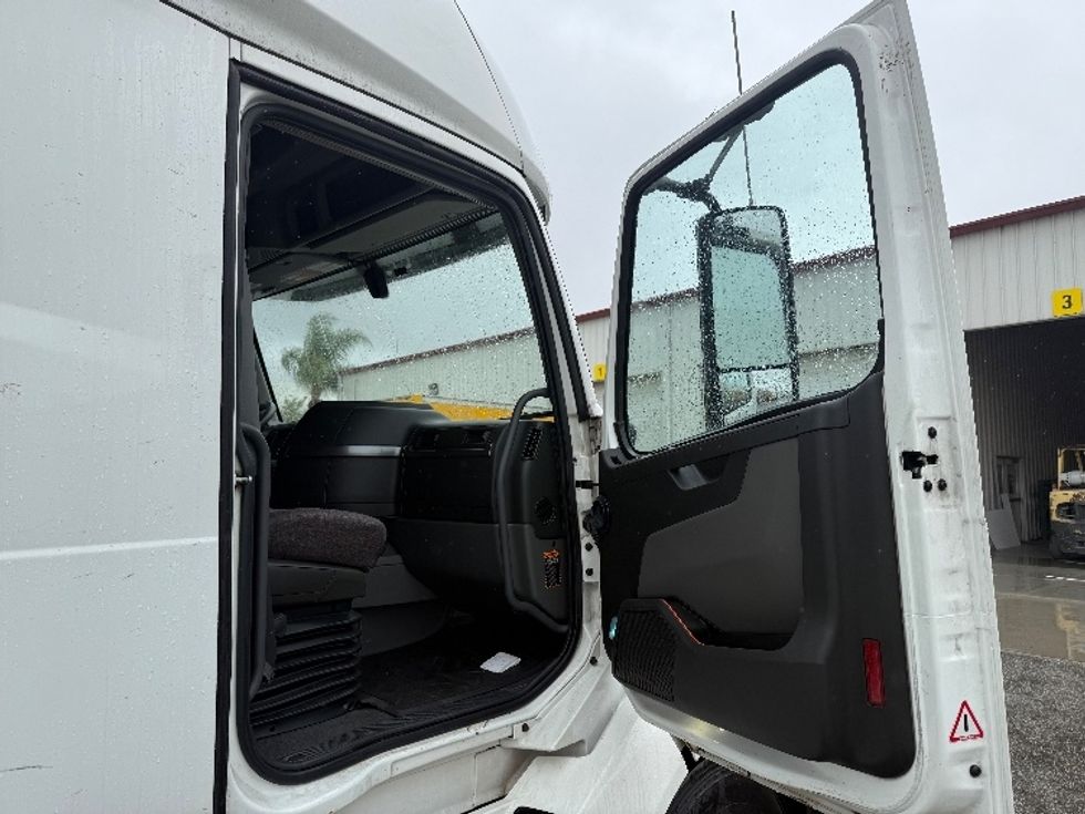Sleeper Tractor-Heavy Duty Tractors-Volvo-2022-VNL64760-Fontana-CA-293,783\n\t\tmiles-$ 104,000 - Image 11