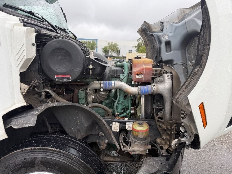 Sleeper Tractor-Heavy Duty Tractors-Volvo-2022-VNL64760-Fontana-CA-293,783\n\t\tmiles-$ 104,000 - Image 18