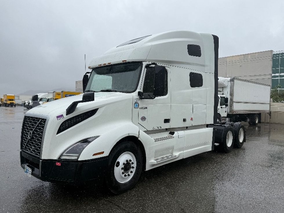Sleeper Tractor-Heavy Duty Tractors-Volvo-2022-VNL64760-Fontana-CA-293,783\n\t\tmiles-$ 104,000 - Image 2