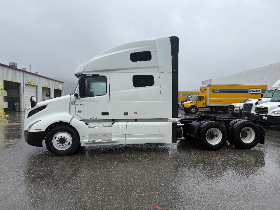 Sleeper Tractor-Heavy Duty Tractors-Volvo-2022-VNL64760-Fontana-CA-293,783\n\t\tmiles-$ 104,000 - Image 3