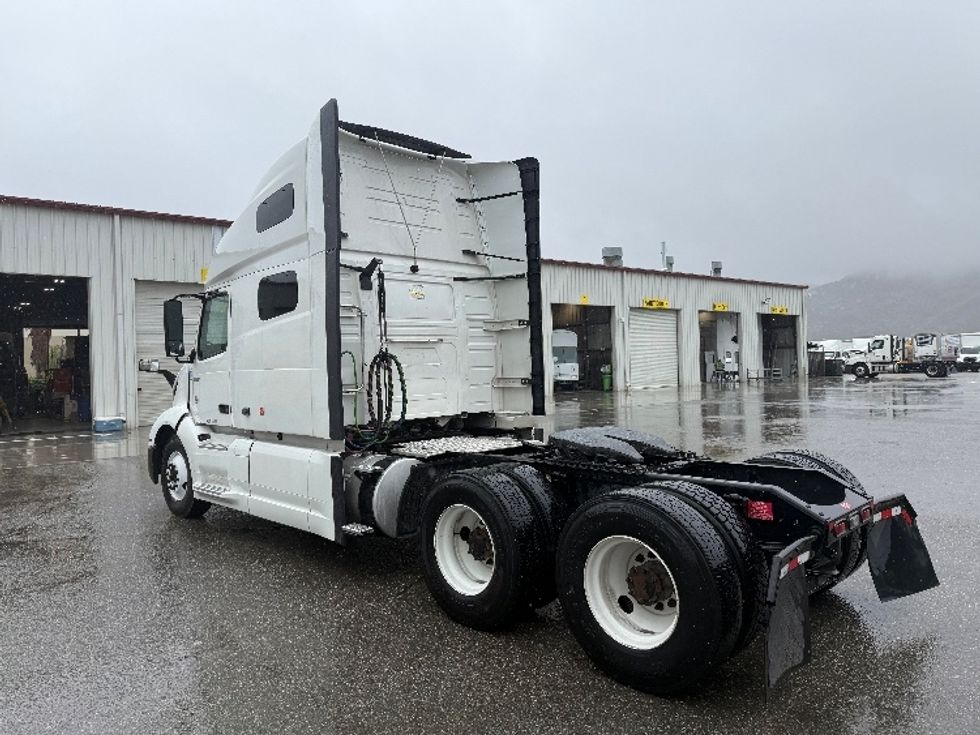 Sleeper Tractor-Heavy Duty Tractors-Volvo-2022-VNL64760-Fontana-CA-293,783\n\t\tmiles-$ 104,000 - Image 4