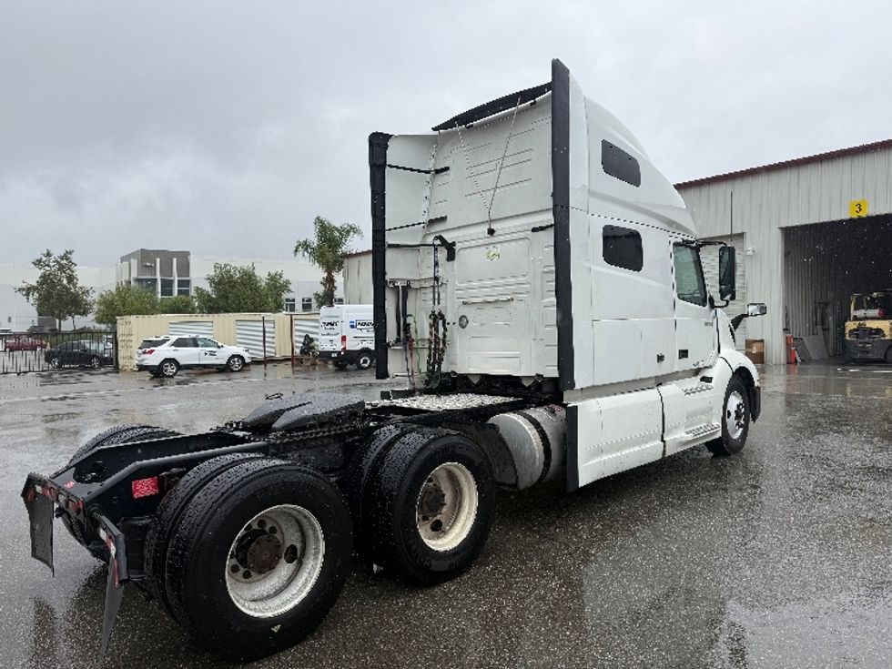 Sleeper Tractor-Heavy Duty Tractors-Volvo-2022-VNL64760-Fontana-CA-293,783\n\t\tmiles-$ 104,000 - Image 5
