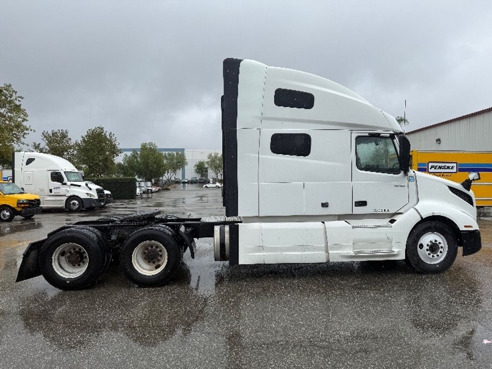 Sleeper Tractor-Heavy Duty Tractors-Volvo-2022-VNL64760-Fontana-CA-293,783\n\t\tmiles-$ 104,000 - Image 6