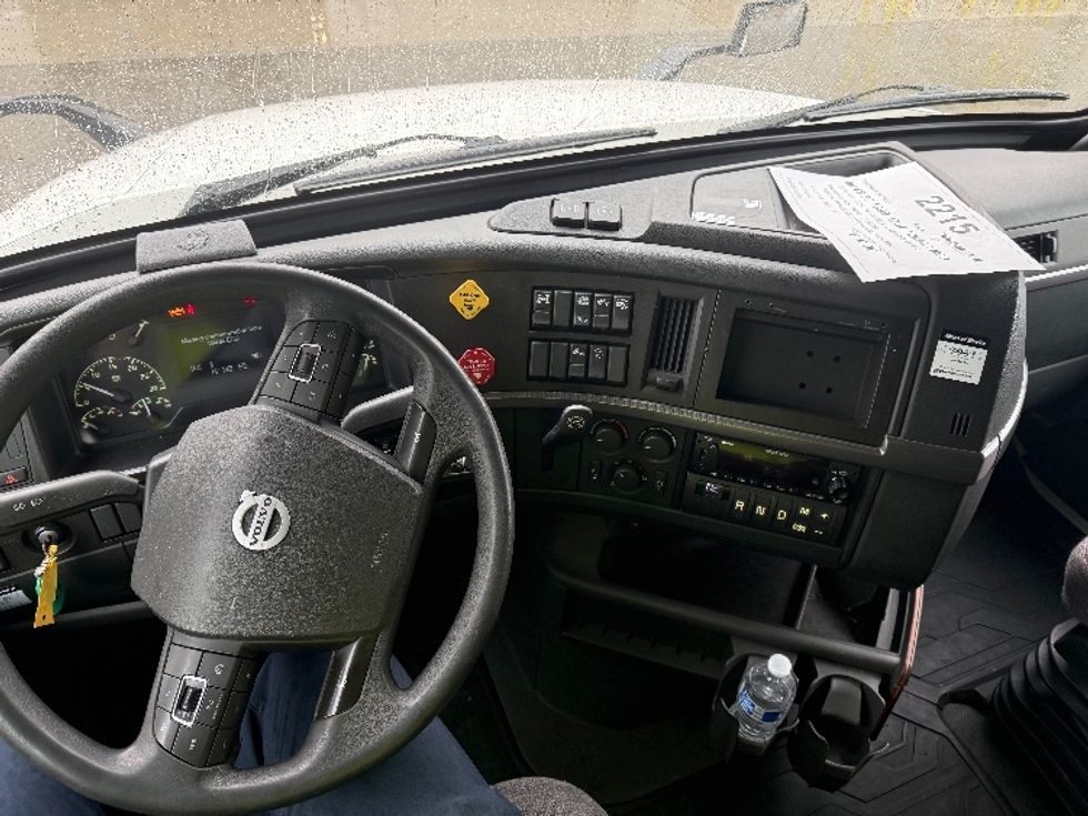 Sleeper Tractor-Heavy Duty Tractors-Volvo-2022-VNL64760-Fontana-CA-293,783\n\t\tmiles-$ 104,000 - Image 9