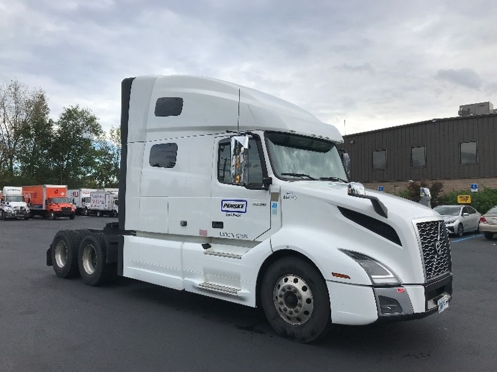 Sleeper Tractor-Heavy Duty Tractors-Volvo-2022-VNL64760-Fontana-CA-328,772\n\t\tmiles-$ 99,750 - Image 1