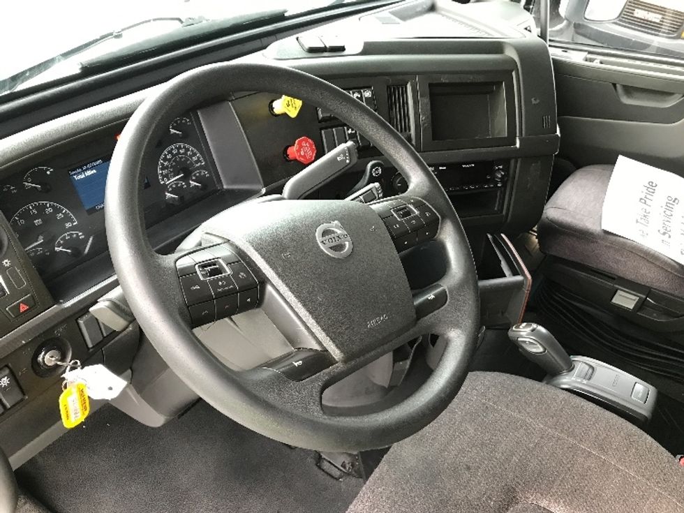 Sleeper Tractor-Heavy Duty Tractors-Volvo-2022-VNL64760-Fontana-CA-328,772\n\t\tmiles-$ 99,750 - Image 10