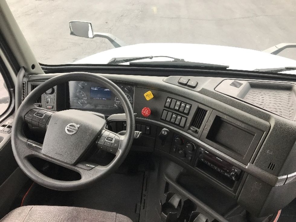 Sleeper Tractor-Heavy Duty Tractors-Volvo-2022-VNL64760-Fontana-CA-328,772\n\t\tmiles-$ 99,750 - Image 11