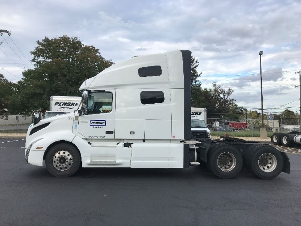 Sleeper Tractor-Heavy Duty Tractors-Volvo-2022-VNL64760-Fontana-CA-328,772\n\t\tmiles-$ 99,750 - Image 4