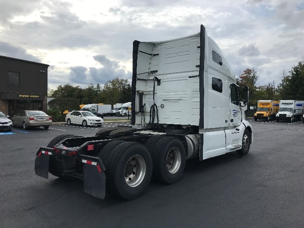 Sleeper Tractor-Heavy Duty Tractors-Volvo-2022-VNL64760-Fontana-CA-328,772\n\t\tmiles-$ 99,750 - Image 7