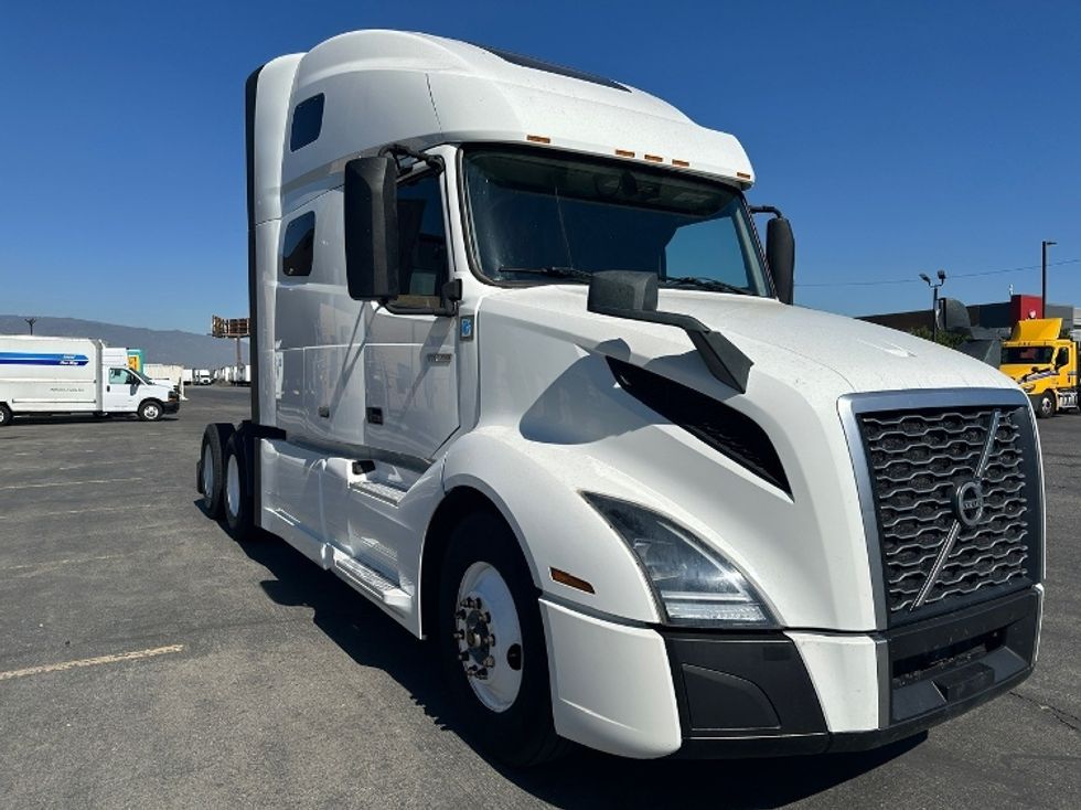 Sleeper Tractor-Heavy Duty Tractors-Volvo-2022-VNL64760-Fontana-CA-333,331\n\t\tmiles-$ 100,250 - Image 1