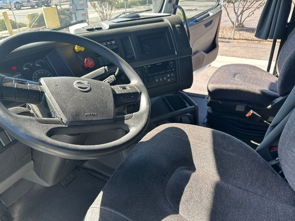 Sleeper Tractor-Heavy Duty Tractors-Volvo-2022-VNL64760-Fontana-CA-333,331\n\t\tmiles-$ 100,250 - Image 10