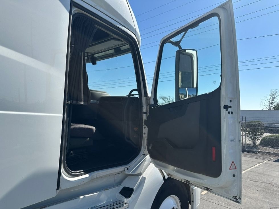 Sleeper Tractor-Heavy Duty Tractors-Volvo-2022-VNL64760-Fontana-CA-333,331\n\t\tmiles-$ 100,250 - Image 12