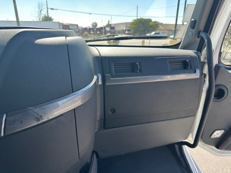 Sleeper Tractor-Heavy Duty Tractors-Volvo-2022-VNL64760-Fontana-CA-333,331\n\t\tmiles-$ 100,250 - Image 13