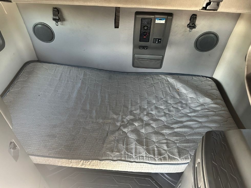 Sleeper Tractor-Heavy Duty Tractors-Volvo-2022-VNL64760-Fontana-CA-333,331\n\t\tmiles-$ 100,250 - Image 14