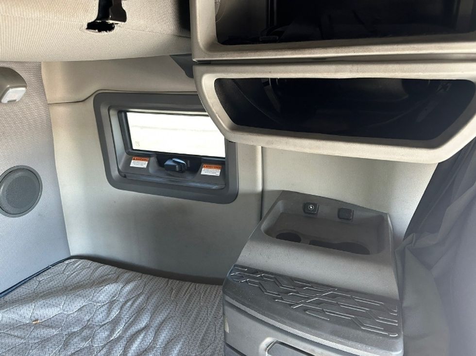 Sleeper Tractor-Heavy Duty Tractors-Volvo-2022-VNL64760-Fontana-CA-333,331\n\t\tmiles-$ 100,250 - Image 15