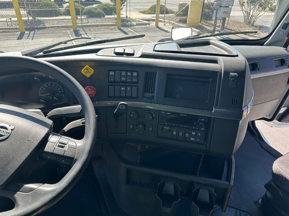 Sleeper Tractor-Heavy Duty Tractors-Volvo-2022-VNL64760-Fontana-CA-333,331\n\t\tmiles-$ 100,250 - Image 16