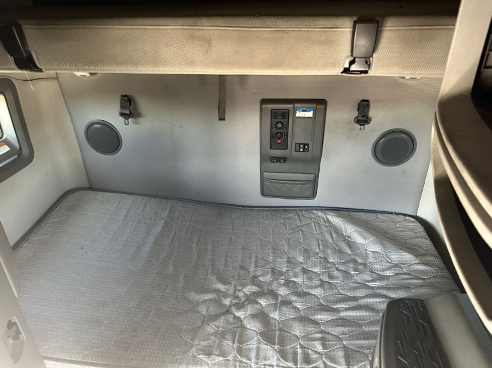 Sleeper Tractor-Heavy Duty Tractors-Volvo-2022-VNL64760-Fontana-CA-333,331\n\t\tmiles-$ 100,250 - Image 18