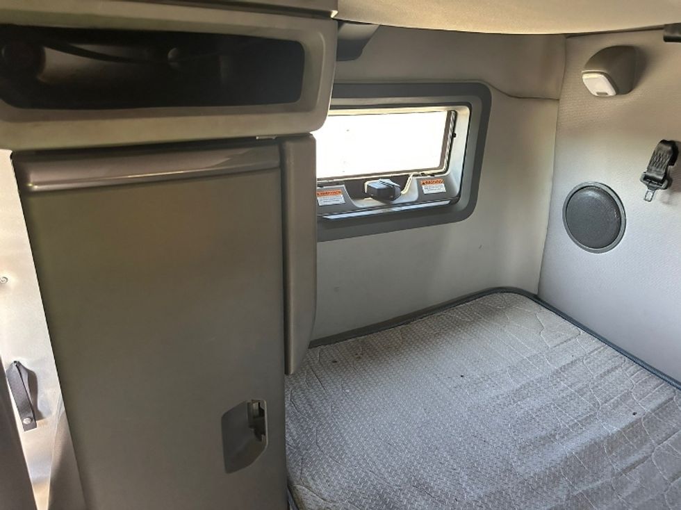 Sleeper Tractor-Heavy Duty Tractors-Volvo-2022-VNL64760-Fontana-CA-333,331\n\t\tmiles-$ 100,250 - Image 19