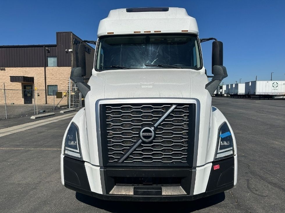 Sleeper Tractor-Heavy Duty Tractors-Volvo-2022-VNL64760-Fontana-CA-333,331\n\t\tmiles-$ 100,250 - Image 2