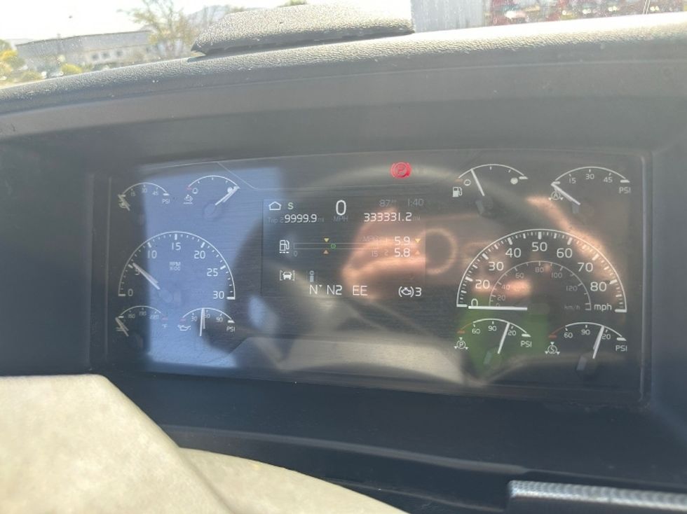 Sleeper Tractor-Heavy Duty Tractors-Volvo-2022-VNL64760-Fontana-CA-333,331\n\t\tmiles-$ 100,250 - Image 22