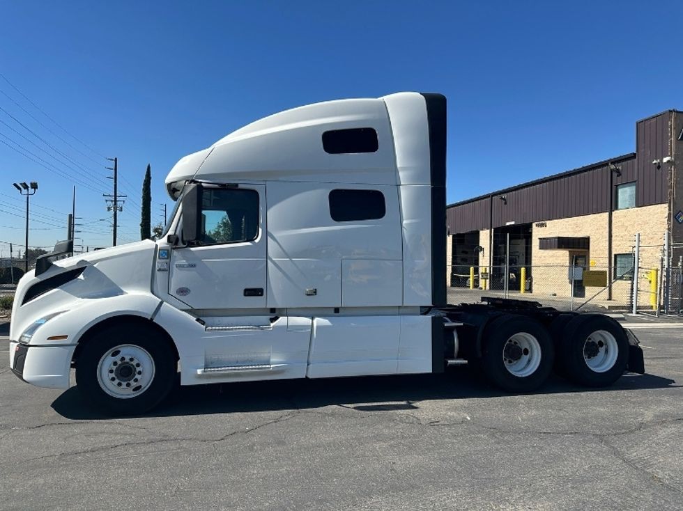Sleeper Tractor-Heavy Duty Tractors-Volvo-2022-VNL64760-Fontana-CA-333,331\n\t\tmiles-$ 100,250 - Image 4