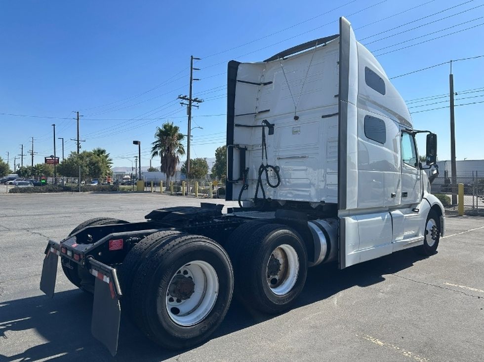 Sleeper Tractor-Heavy Duty Tractors-Volvo-2022-VNL64760-Fontana-CA-333,331\n\t\tmiles-$ 100,250 - Image 7