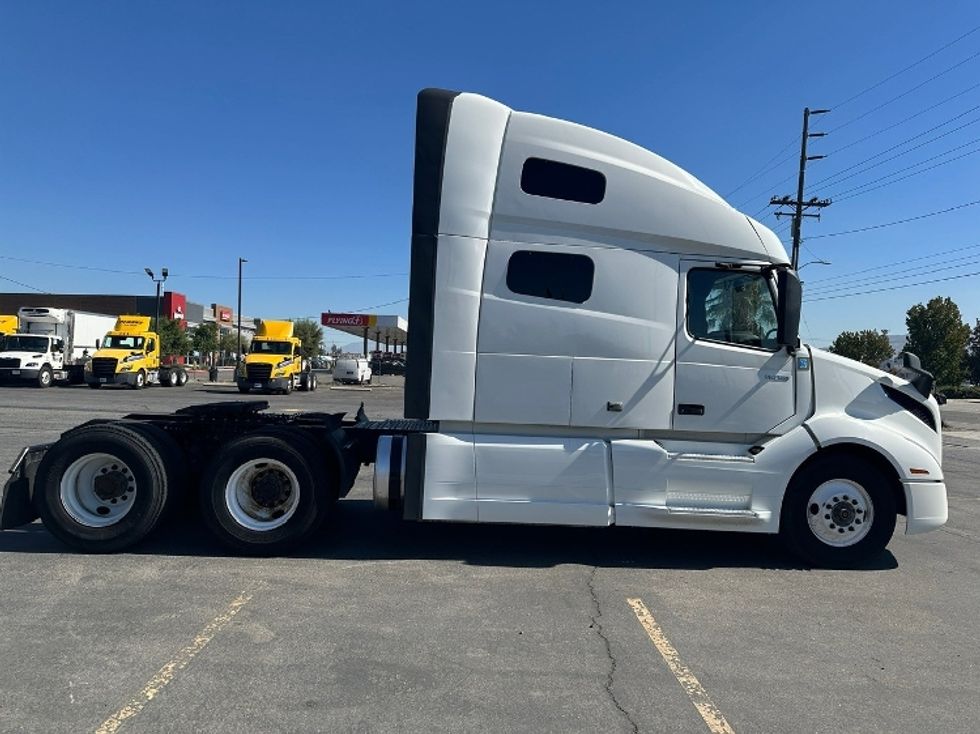 Sleeper Tractor-Heavy Duty Tractors-Volvo-2022-VNL64760-Fontana-CA-333,331\n\t\tmiles-$ 100,250 - Image 8