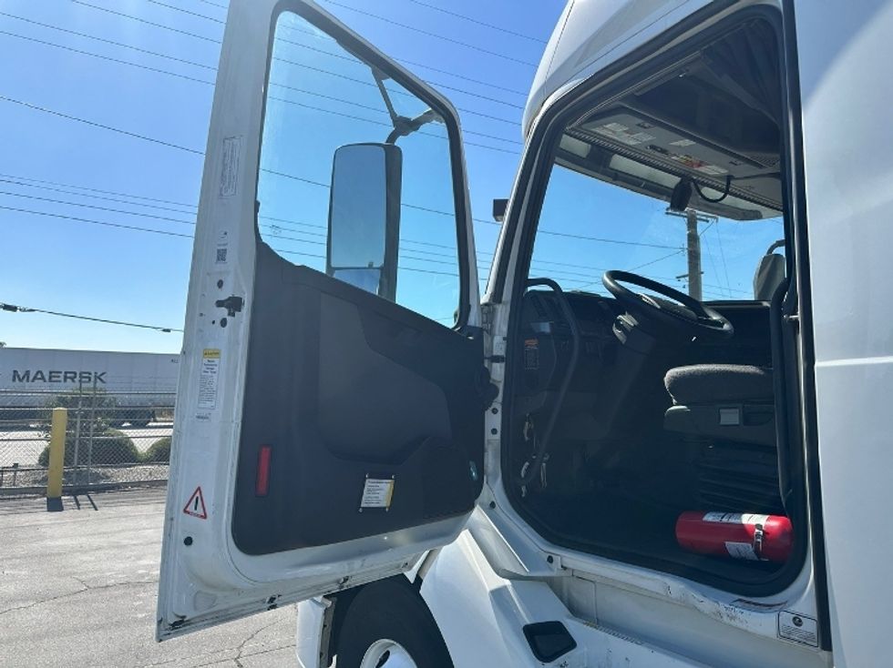 Sleeper Tractor-Heavy Duty Tractors-Volvo-2022-VNL64760-Fontana-CA-333,331\n\t\tmiles-$ 100,250 - Image 9