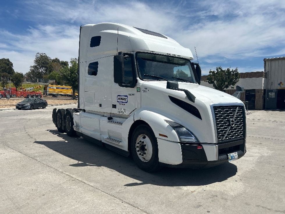Sleeper Tractor-Heavy Duty Tractors-Volvo-2022-VNL64760-Fontana-CA-384,515\n\t\tmiles-$ 93,750 - Image 1