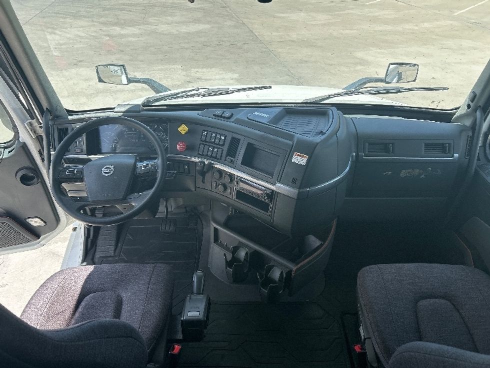 Sleeper Tractor-Heavy Duty Tractors-Volvo-2022-VNL64760-Fontana-CA-384,515\n\t\tmiles-$ 93,750 - Image 11