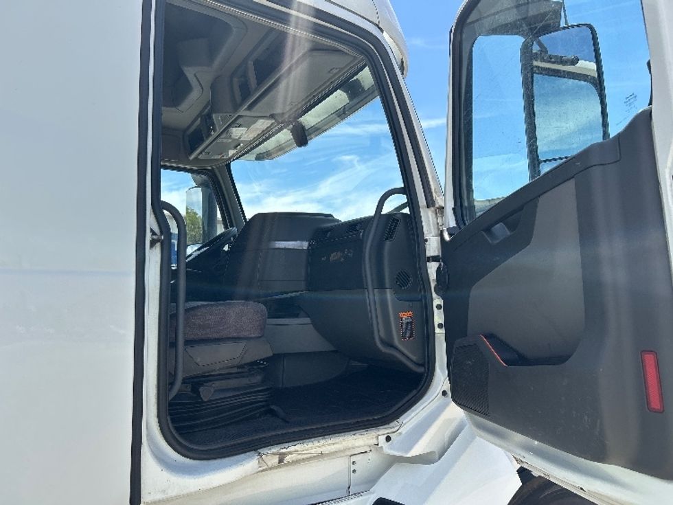 Sleeper Tractor-Heavy Duty Tractors-Volvo-2022-VNL64760-Fontana-CA-384,515\n\t\tmiles-$ 93,750 - Image 12
