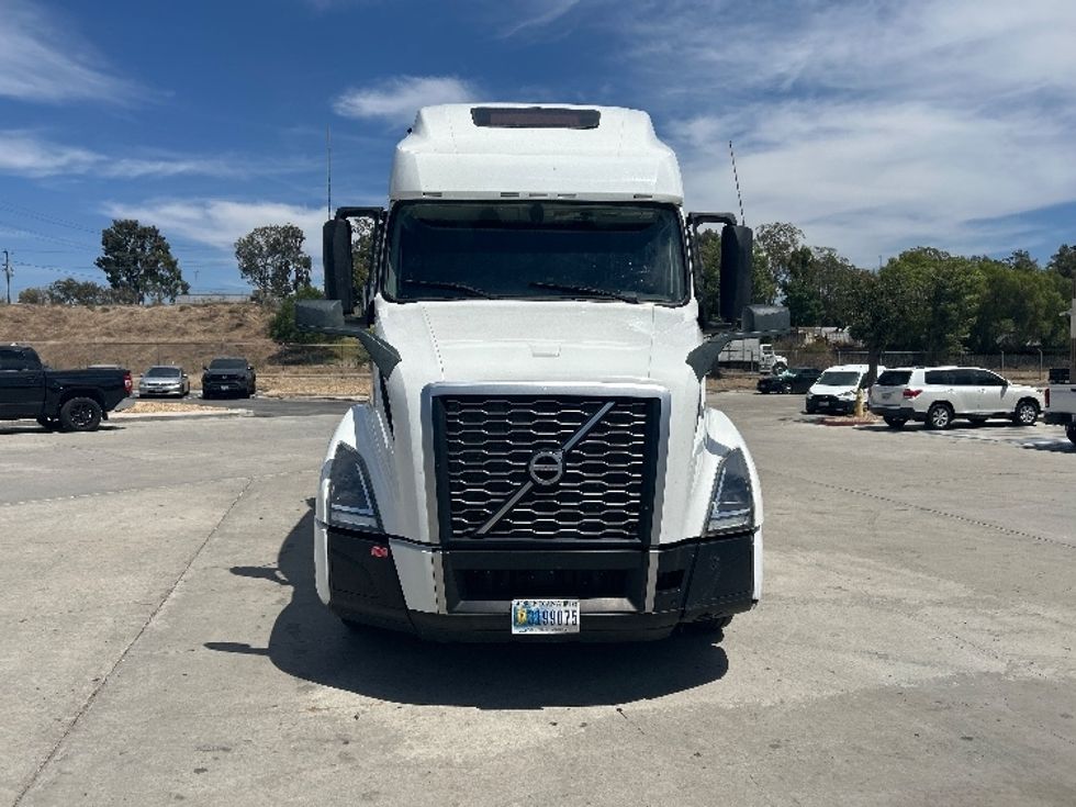 Sleeper Tractor-Heavy Duty Tractors-Volvo-2022-VNL64760-Fontana-CA-384,515\n\t\tmiles-$ 93,750 - Image 2