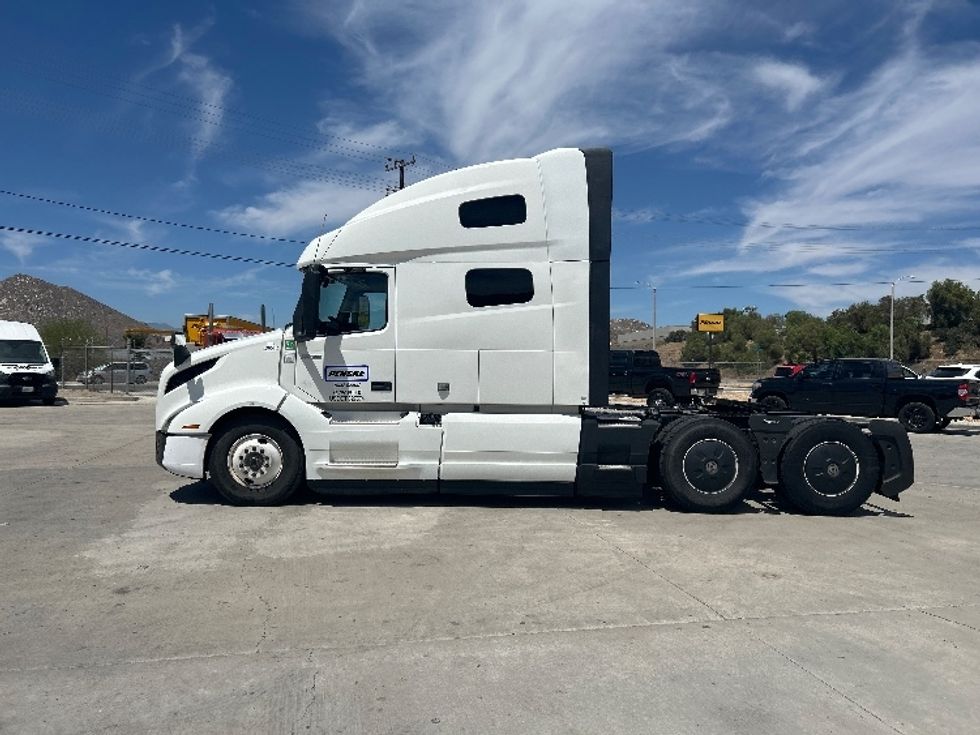 Sleeper Tractor-Heavy Duty Tractors-Volvo-2022-VNL64760-Fontana-CA-384,515\n\t\tmiles-$ 93,750 - Image 4