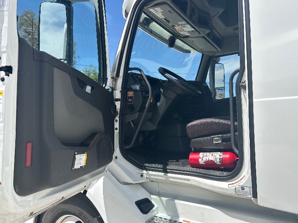 Sleeper Tractor-Heavy Duty Tractors-Volvo-2022-VNL64760-Fontana-CA-384,515\n\t\tmiles-$ 93,750 - Image 9