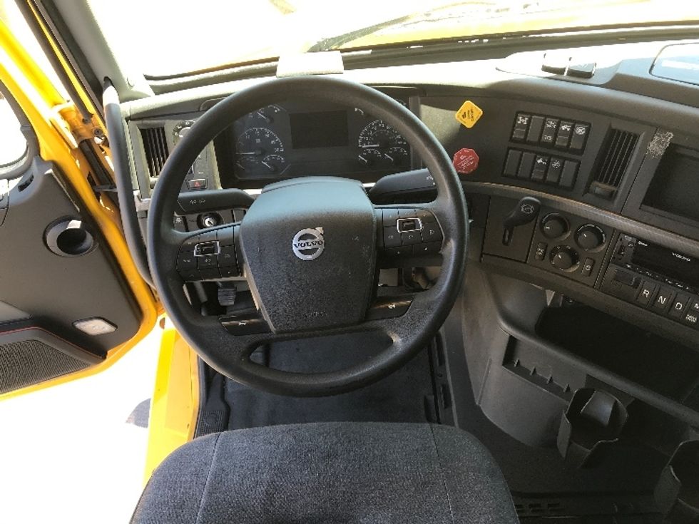 Sleeper Tractor-Heavy Duty Tractors-Volvo-2022-VNL64760-Fontana-CA-396,787\n\t\tmiles-$ 91,250 - Image 11