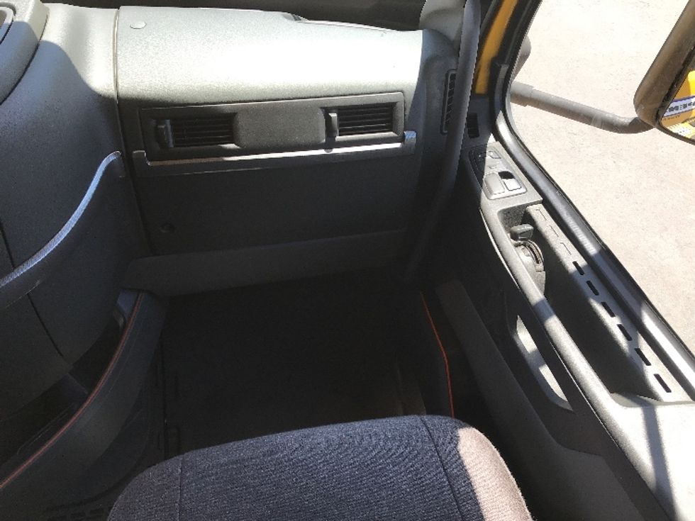 Sleeper Tractor-Heavy Duty Tractors-Volvo-2022-VNL64760-Fontana-CA-396,787\n\t\tmiles-$ 91,250 - Image 14