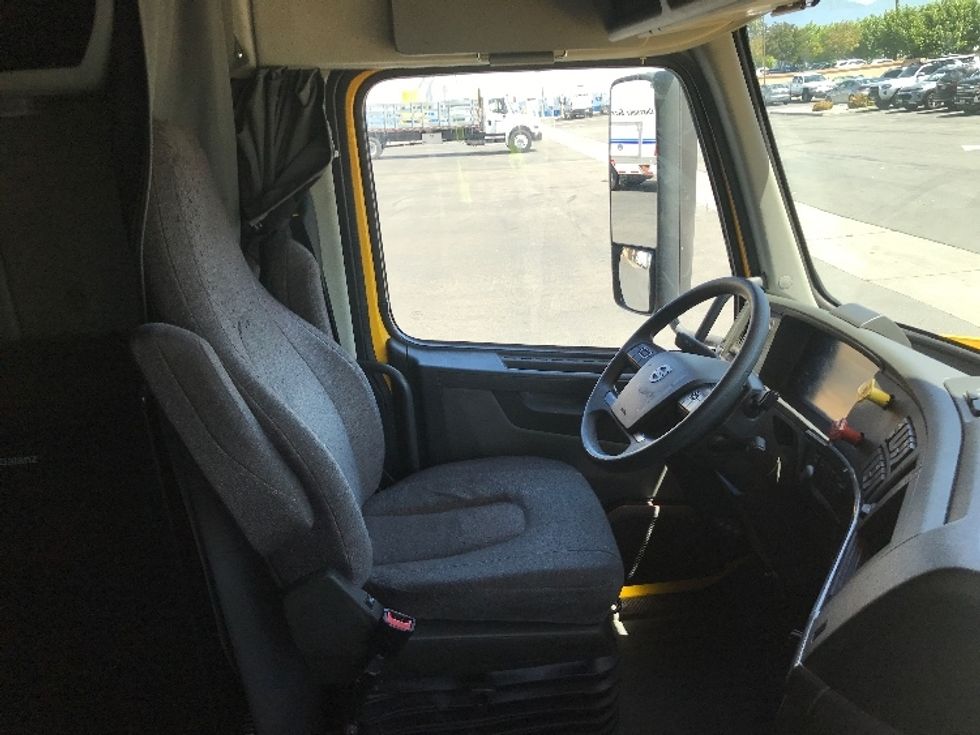 Sleeper Tractor-Heavy Duty Tractors-Volvo-2022-VNL64760-Fontana-CA-396,787\n\t\tmiles-$ 91,250 - Image 15