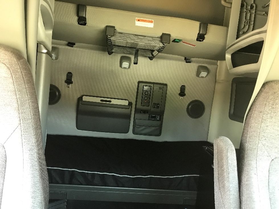 Sleeper Tractor-Heavy Duty Tractors-Volvo-2022-VNL64760-Fontana-CA-396,787\n\t\tmiles-$ 91,250 - Image 16