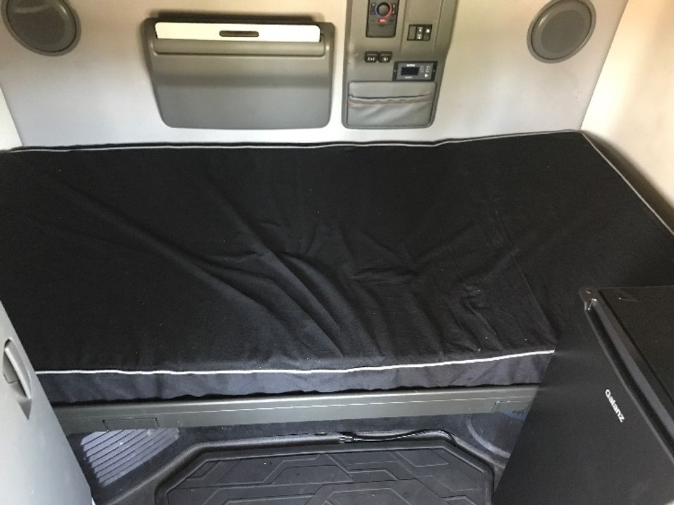 Sleeper Tractor-Heavy Duty Tractors-Volvo-2022-VNL64760-Fontana-CA-396,787\n\t\tmiles-$ 91,250 - Image 17