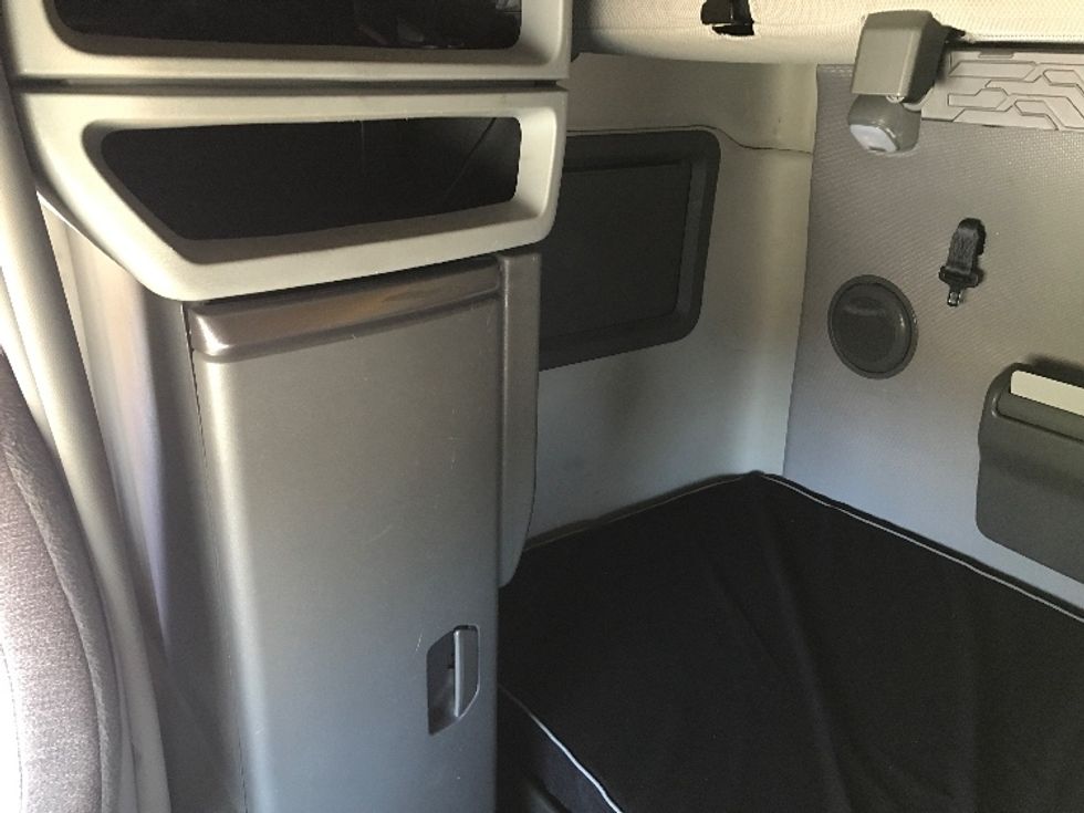 Sleeper Tractor-Heavy Duty Tractors-Volvo-2022-VNL64760-Fontana-CA-396,787\n\t\tmiles-$ 91,250 - Image 19