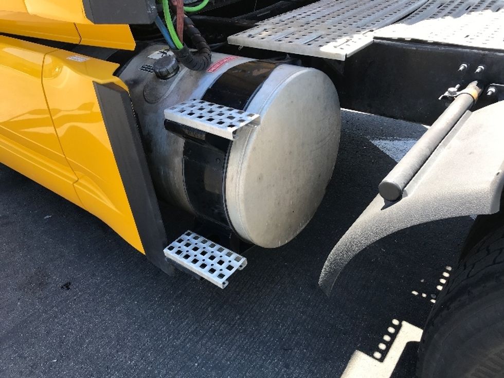 Sleeper Tractor-Heavy Duty Tractors-Volvo-2022-VNL64760-Fontana-CA-396,787\n\t\tmiles-$ 91,250 - Image 22