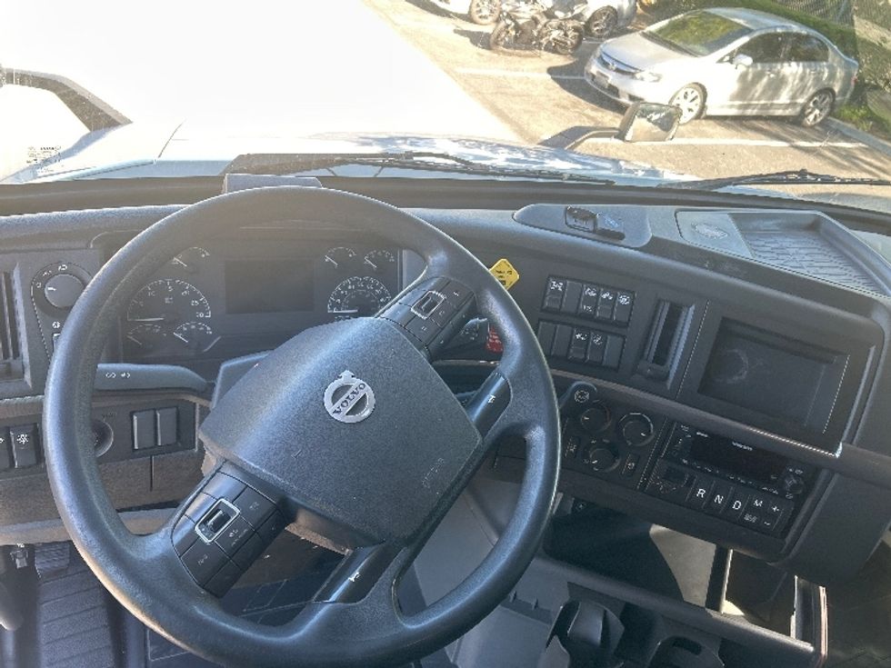 Sleeper Tractor-Heavy Duty Tractors-Volvo-2022-VNL64760-Forest Park-GA-486,408\n\t\tmiles-$ 85,250 - Image 11