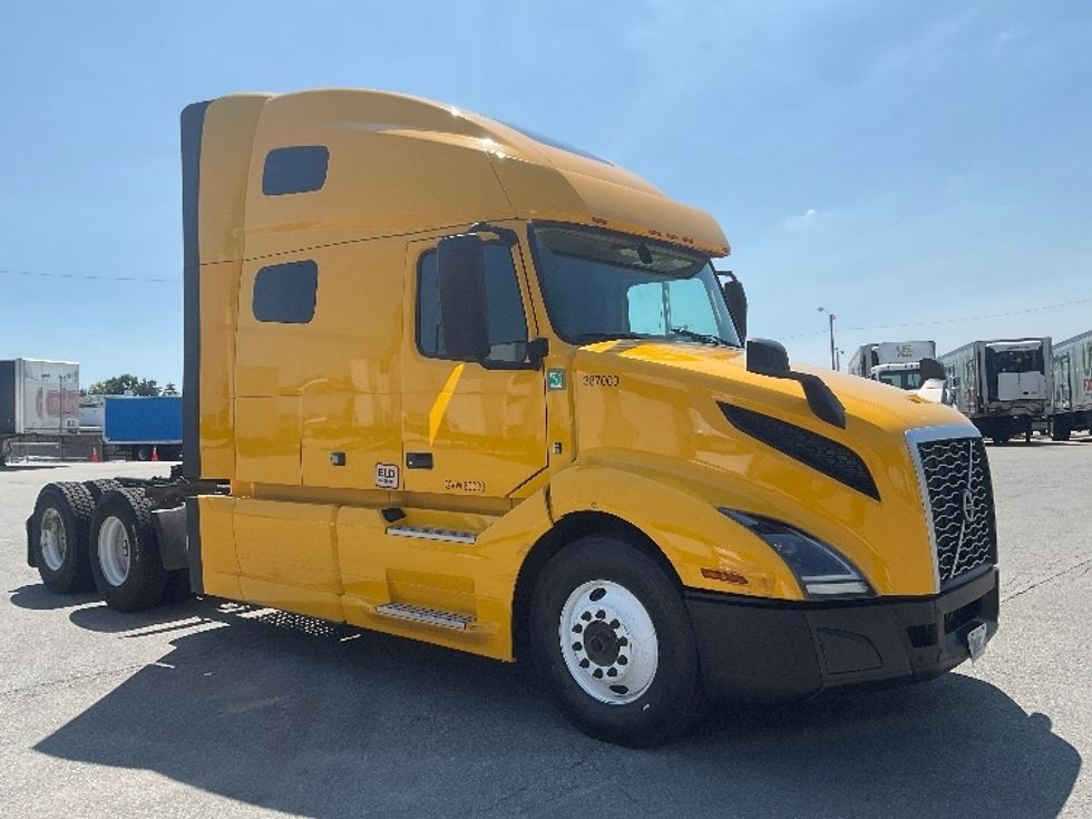 Sleeper Tractor-Heavy Duty Tractors-Volvo-2022-VNL64760-Fort Wayne-IN-494,457\n\t\tmiles-$ 72,500 - Image 1