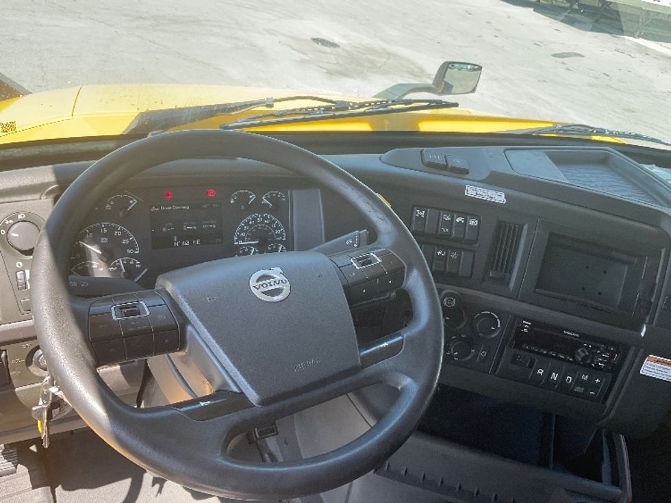Sleeper Tractor-Heavy Duty Tractors-Volvo-2022-VNL64760-Fort Wayne-IN-494,457\n\t\tmiles-$ 72,500 - Image 11