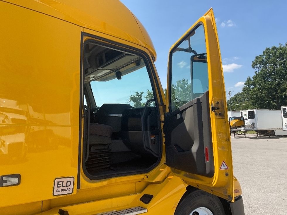 Sleeper Tractor-Heavy Duty Tractors-Volvo-2022-VNL64760-Fort Wayne-IN-494,457\n\t\tmiles-$ 72,500 - Image 13